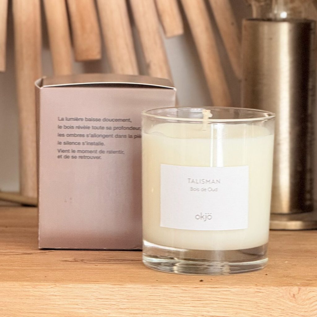 Bougie Okjö modèle moyen Talisman, bois de oud, et son étui