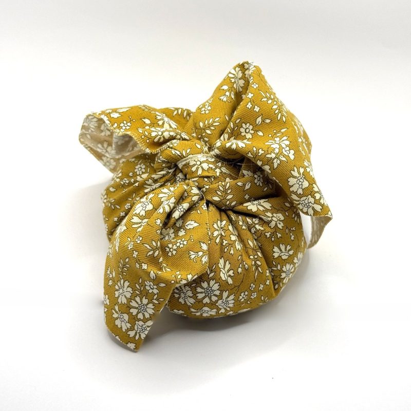 Furoshiki parfumé Okjö en tissu fleuri moutarde, sachet parfumé pour armoire