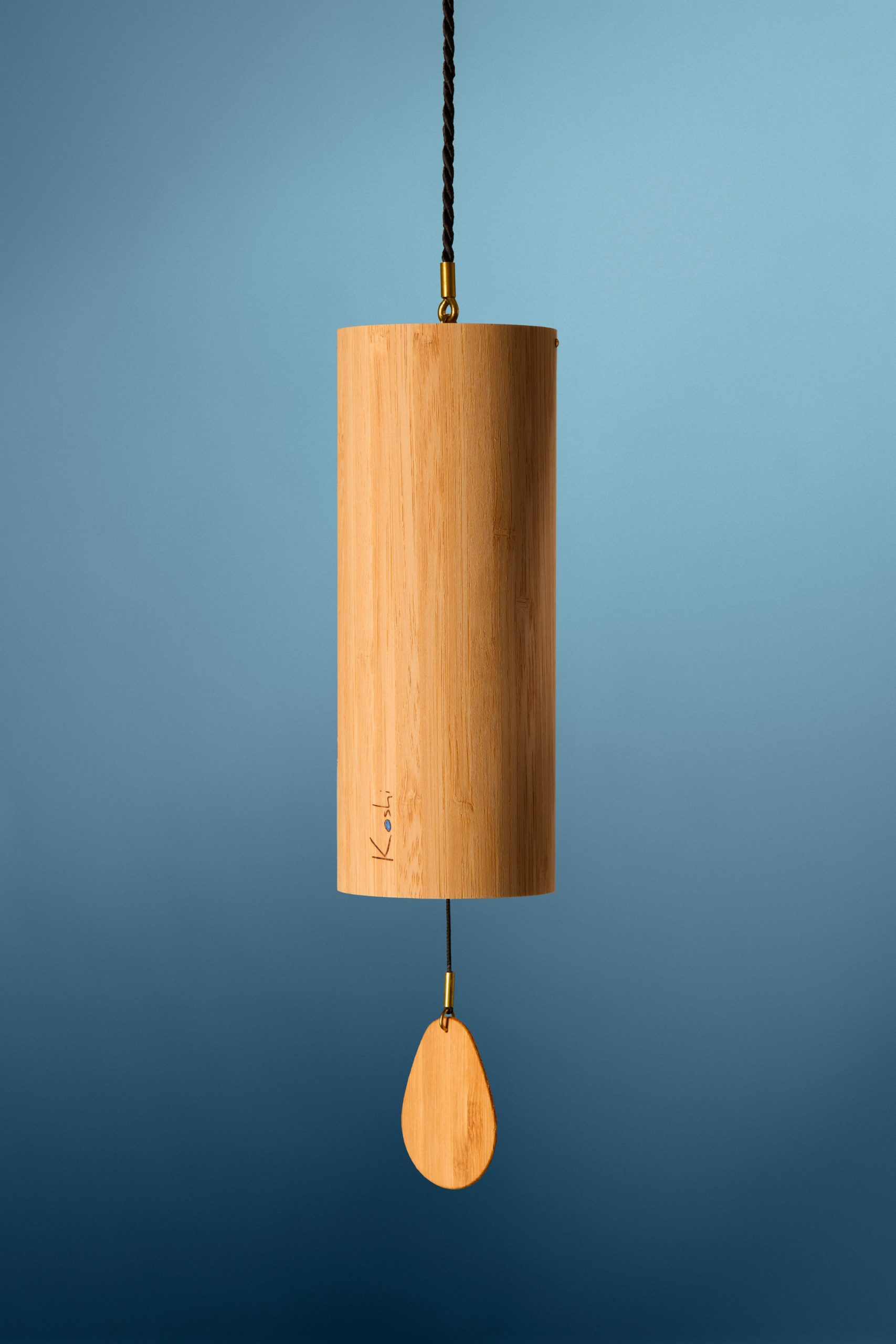 Carillon Koshi Aqua (Eau) sur fond bleu