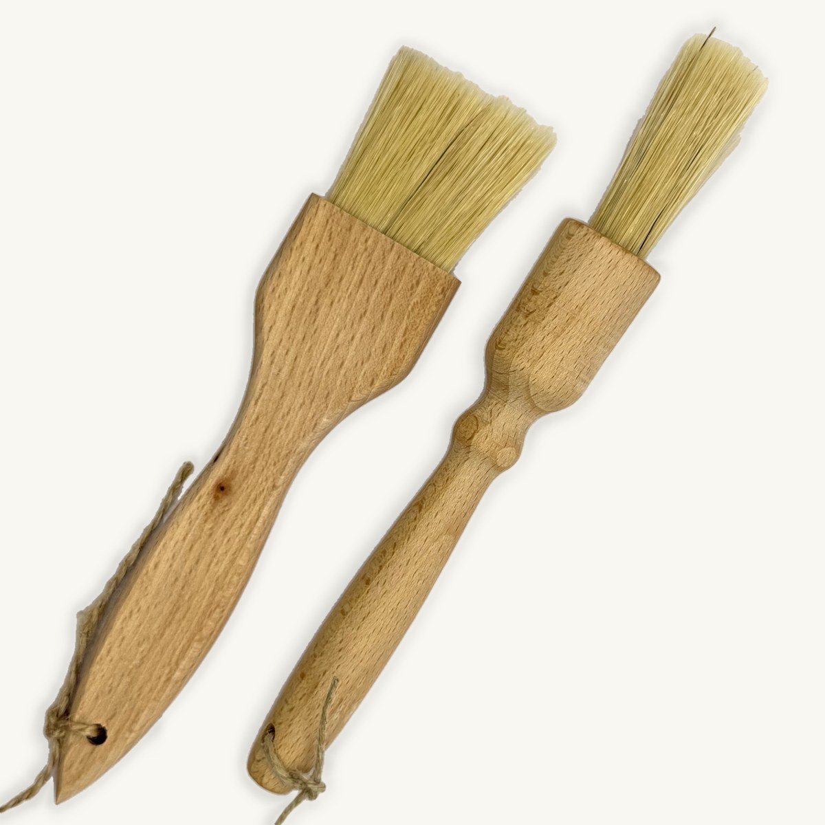 Deux pinceaux de cuisine en bois, plat et rond