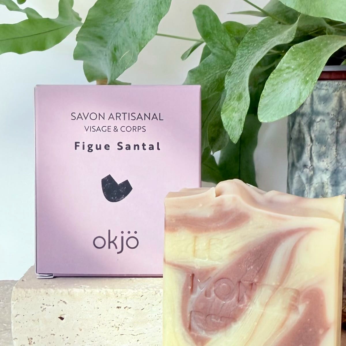 Savon Figue Santal à l'argile lilas Okjö saponifié à froid, avec sa boîte et son tampon