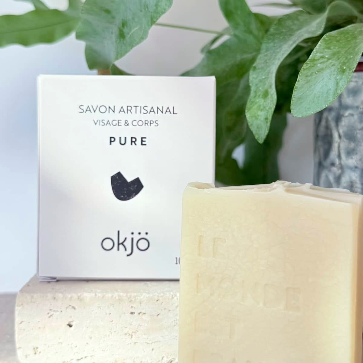 Savon sans parfum PURE Okjö saponifié à froid, avec sa boîte et son tampon