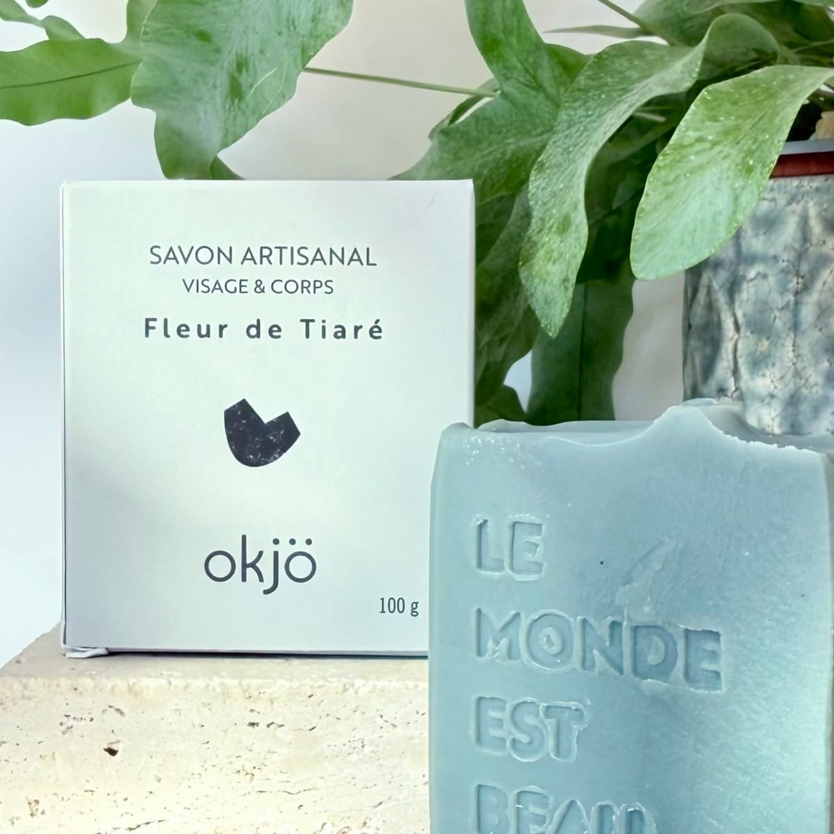 Savon Fleur de Tiaré Okjö saponifié à froid, avec sa boîte et son tampon