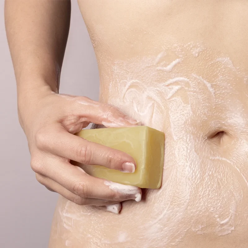 Savon précieux à l’immortelle Louise Emoi utilisé sous la douche