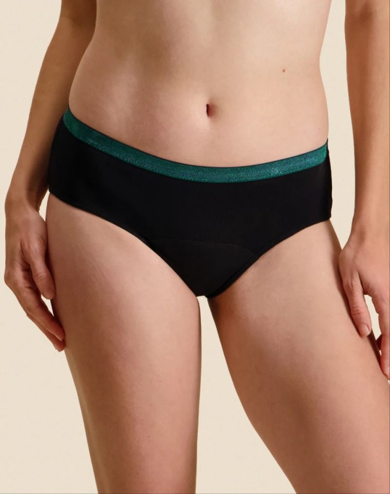 Shorty menstruel Chloé noir à élastique pailleté vert, porté de face
