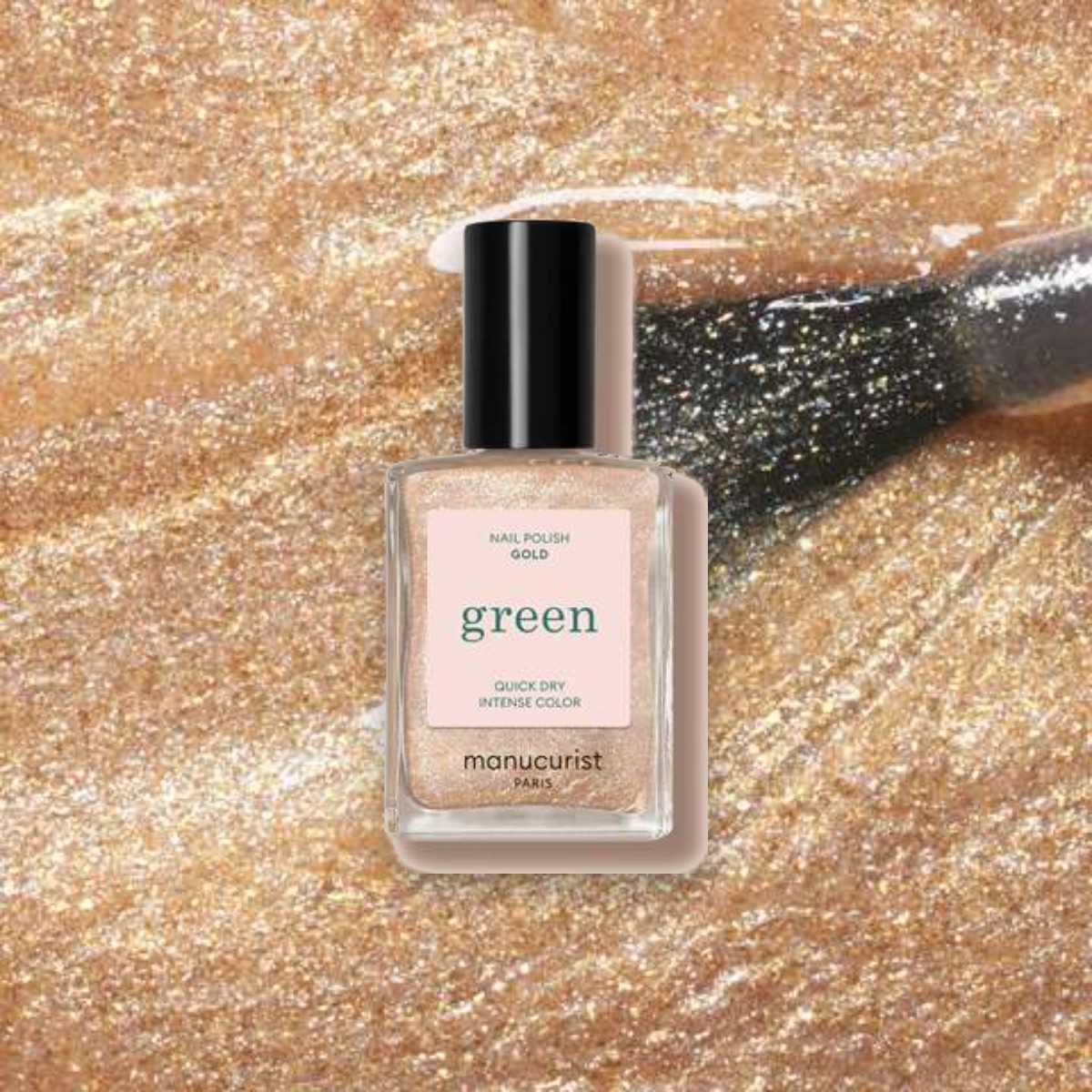 Vernis à ongles Green Manucurist Gold sur un fond de sa couleur