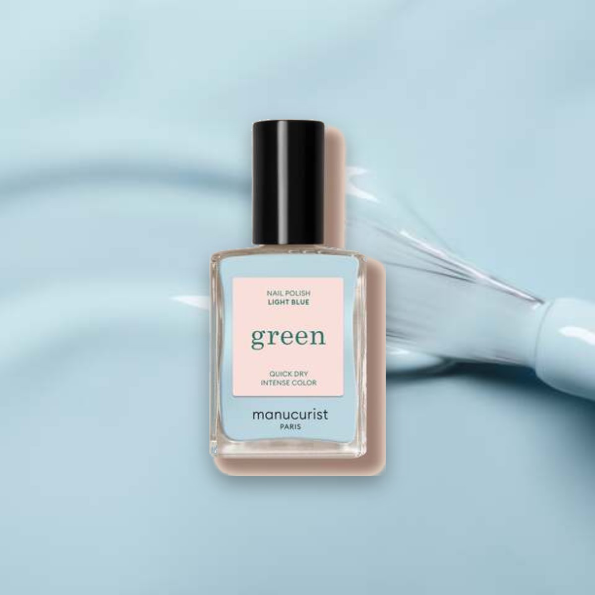 Vernis à ongles Green Manucurist Light blue sur un fond de sa couleur
