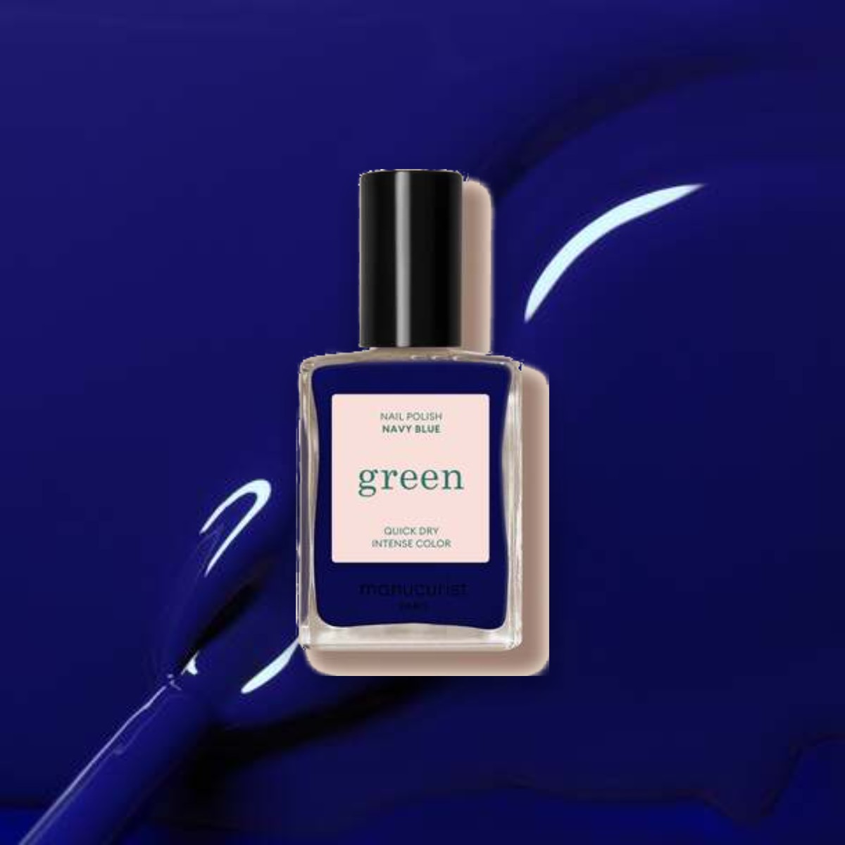 Vernis à ongles Green Manucurist Navy sur un fond de sa couleur