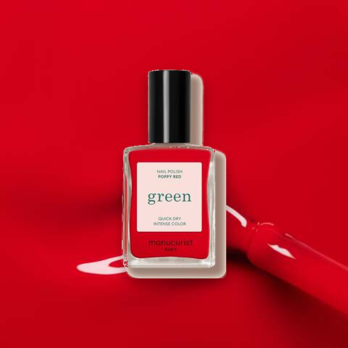 Vernis à ongles Green Manucurist Poppy red sur un fond de sa couleur