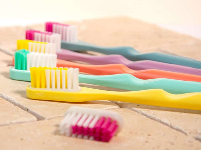 Brosses à dents rechargeables garanties à vie, manches colorés en bioplastique fabriqués en France