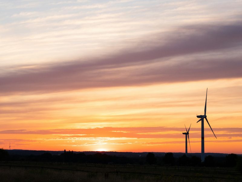 Éoliennes au coucher du soleil