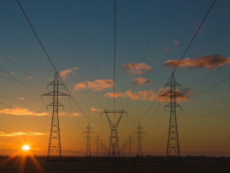 Pylônes électriques au coucher du soleil