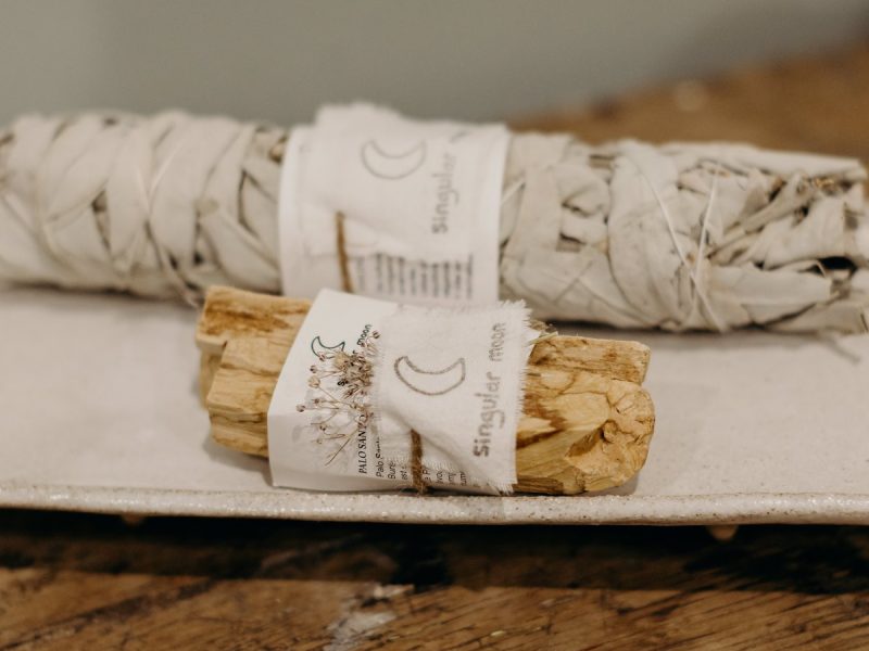 Bâtons de sauge blanche Okjö posés sur une coupelle